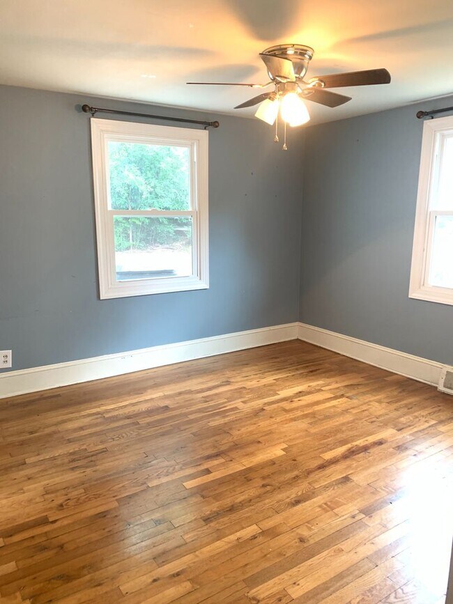 Building Photo - 4 bedroom single-family house near Cameron...