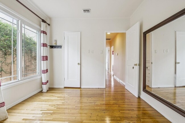 Building Photo - 517 E Chestnut St