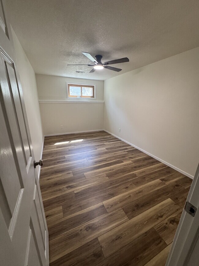 Building Photo - "Spacious 4-Bedroom Sanctuary with 3 Full Baths on Country View Drive, Derby - 3189 Sq Ft of Comf...