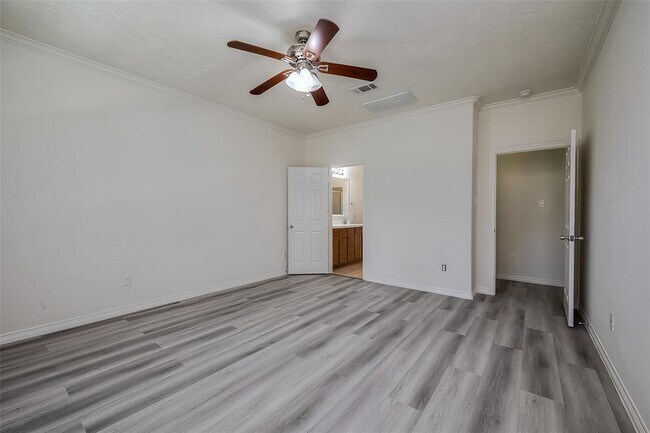 Building Photo - 520 West Fork