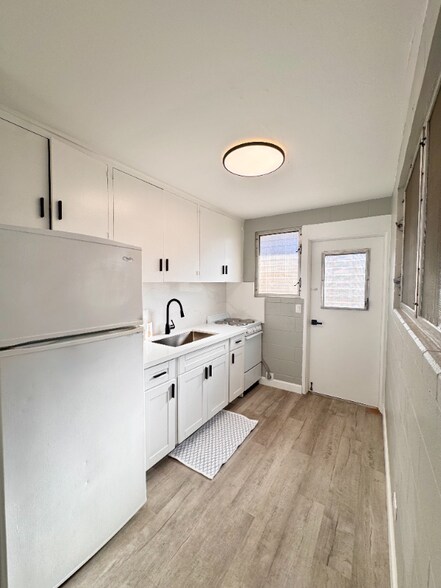 Building Photo - 722 University Ave