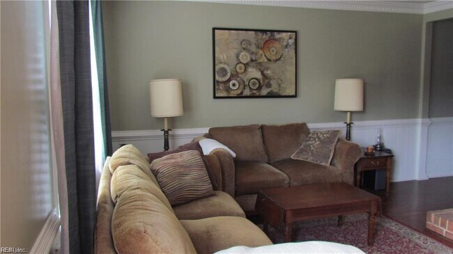 Building Photo - 350 San Roman Dr