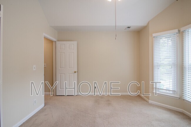 Building Photo - 807 Greenleaf Ave