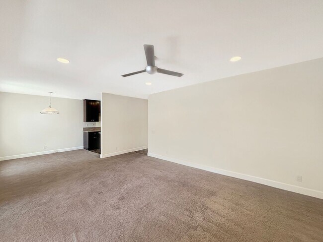 Building Photo - Upgraded 1B/1BA Condo in La Jolla W/ Parki...