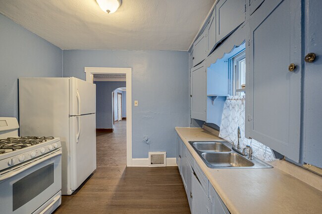 Building Photo - 2403 Elm St