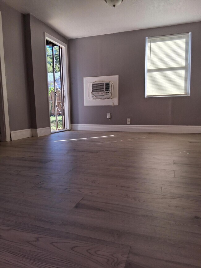 Building Photo - 522-552 52nd St