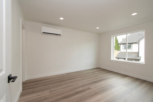 Building Photo - 1104 W Lauridsen Blvd