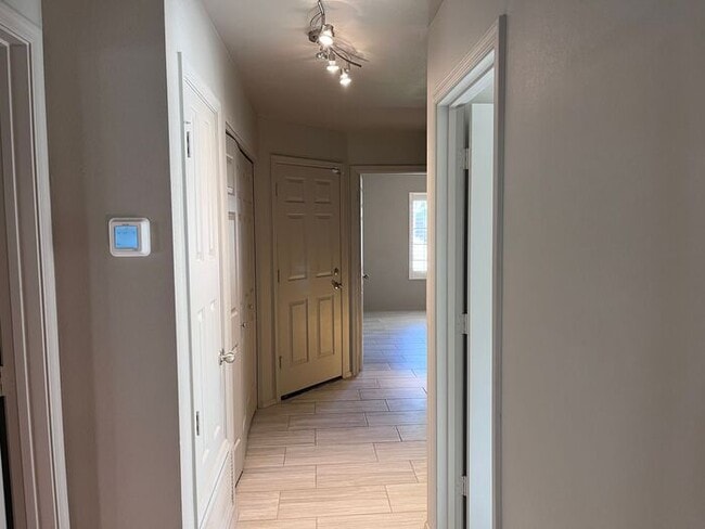 Building Photo - Adorable light and bright! 3Bedroom/2Bath ...