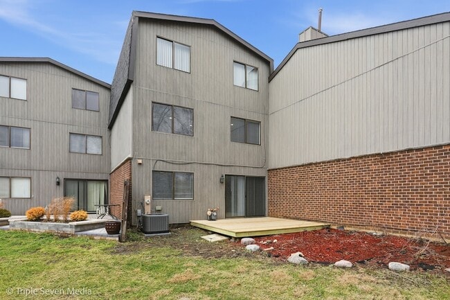 Building Photo - 777 E Golfview Dr