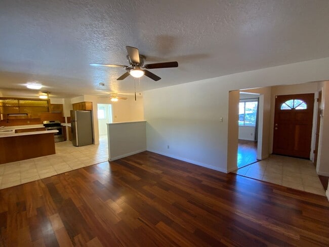 Building Photo - 3 Bedroom Single Story Home Available Near...