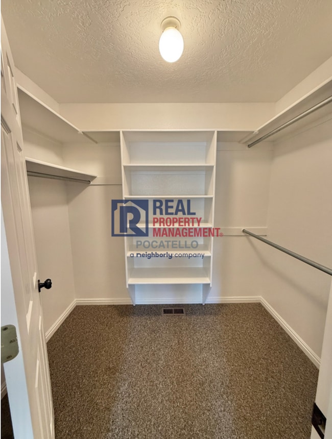 Building Photo - 5 Bedroom 3.5 Bath Duplex - 2 car garage