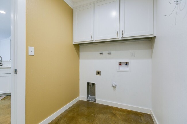 Building Photo - 5918 Southampton Pl
