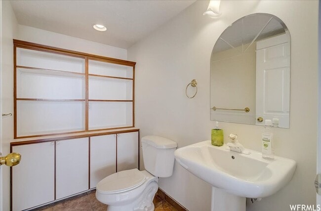 Building Photo - Large 6 Bedroom Home, 3 Car Garage, Gorgeo...