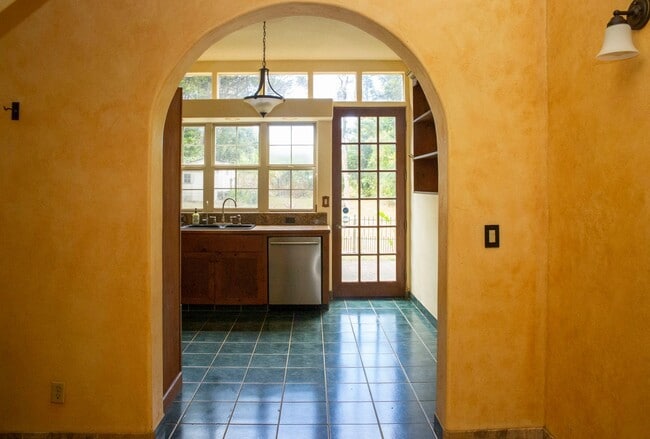 Building Photo - Spacious 4-Bedroom Retreat in Haiku with Stunning Natural Light