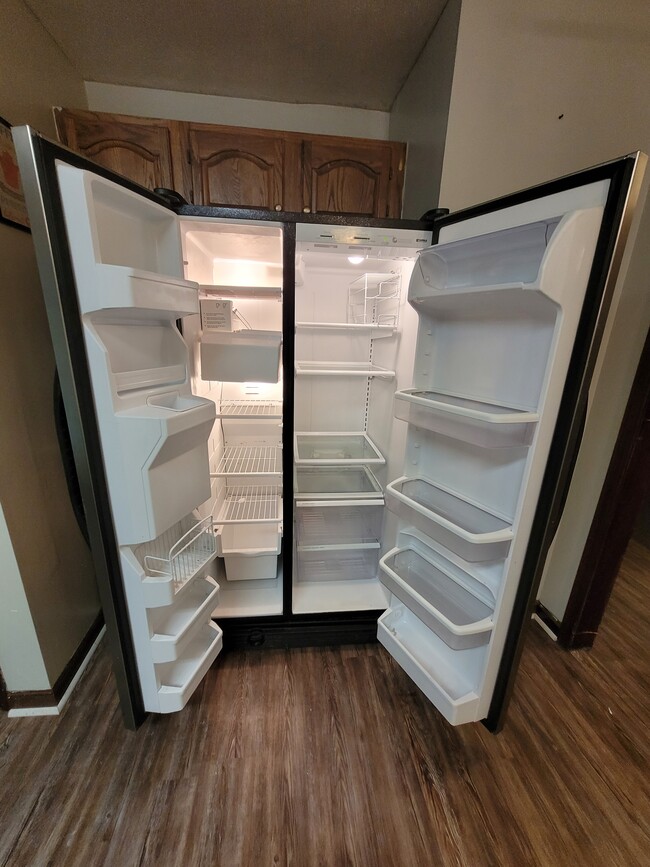 Refridgerator with icemaker - 109 Wheeler Ct