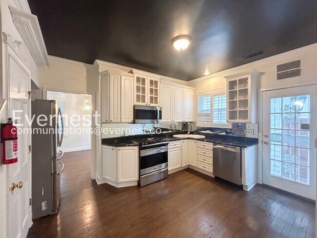 Building Photo - 756 S Willett St