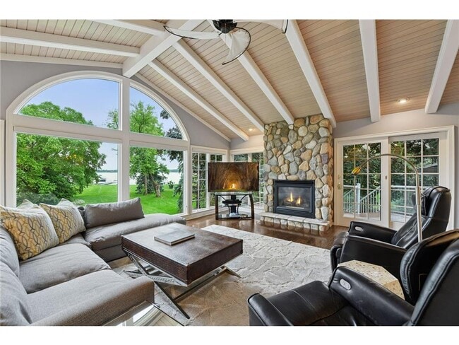 Building Photo - 3135 Shoreline Dr