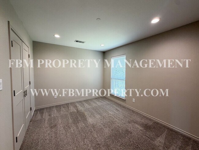 Building Photo - 1203 N Clay St