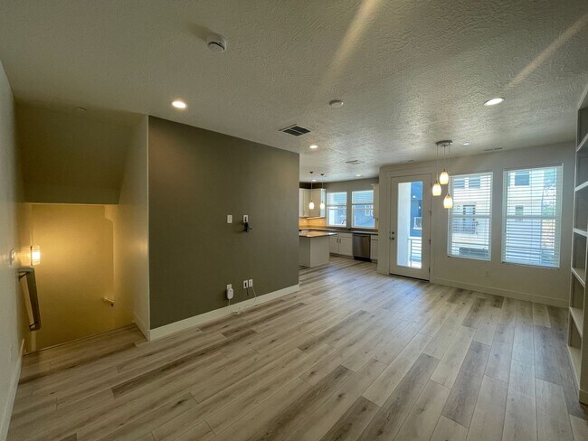 Building Photo - 597 Nichole Ln