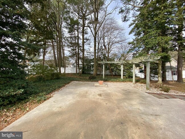 Building Photo - 515 Lakeview Ave