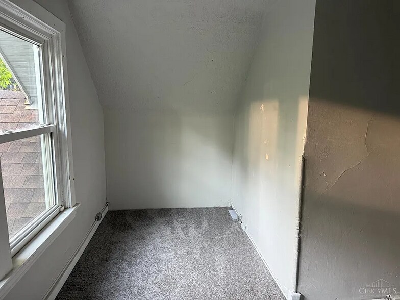 3rd floor bedroom alcove - 2025 Burnet Ave