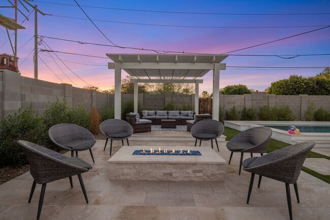 Building Photo - COMING SOON! Fully Furnished 3 Bedroom 3 Bathroom Home in Old Town Scottsdale