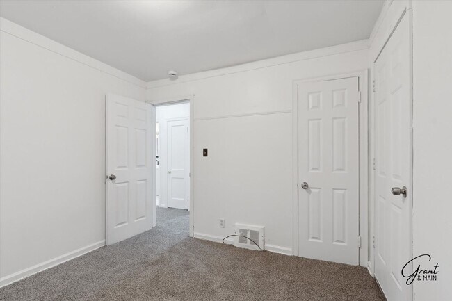 Building Photo - $1,200 - Bungalow