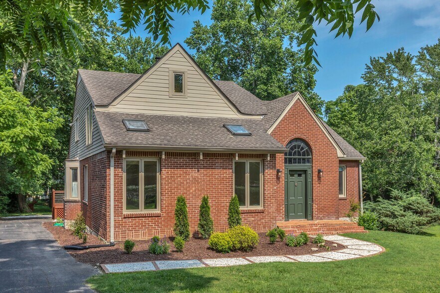 Adorable cottage with large rooms, great flow, and modern updates on a large park-like lot. - 921 Wilson Blvd