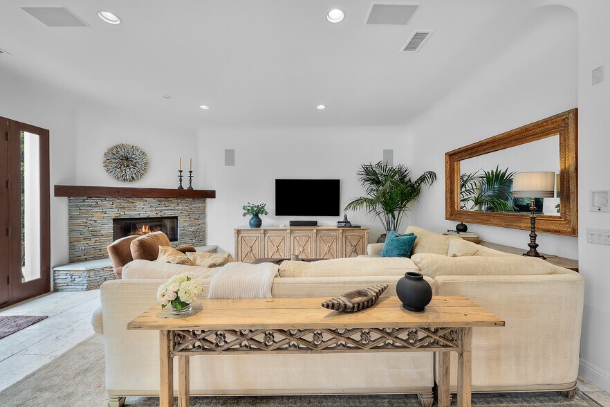 Building Photo - 1901 John St