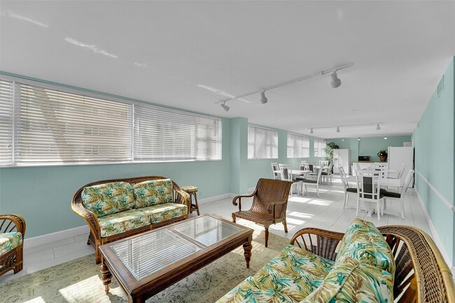 Building Photo - 1239 Hillsboro Mile