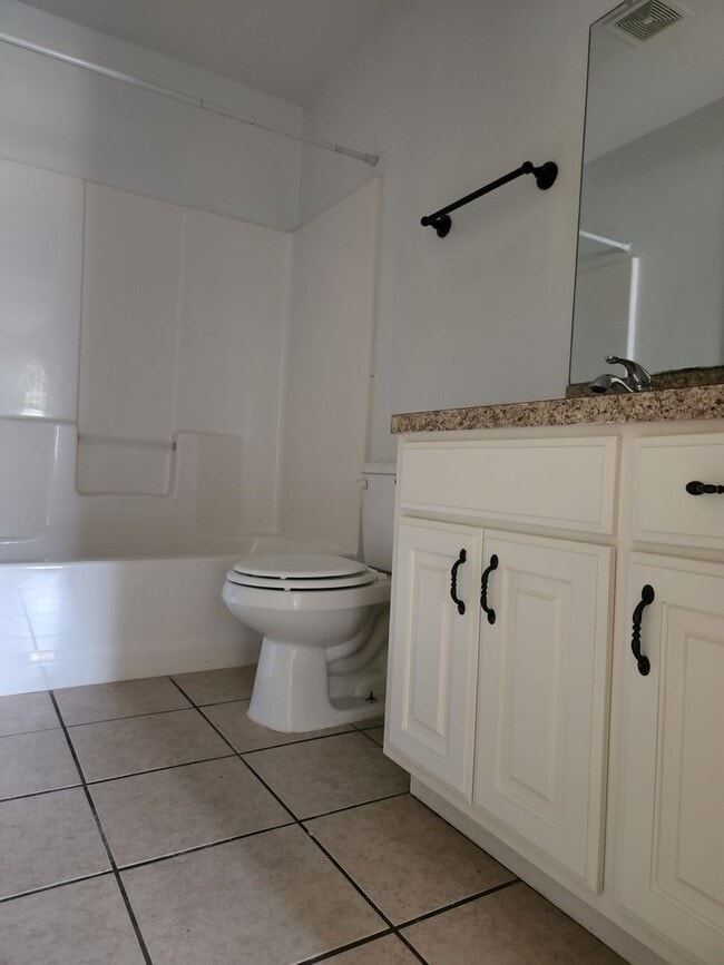 Building Photo - 3 bedroom 2 bath brick home