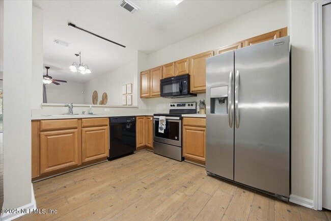 Building Photo - 446 Scrub Jay Dr