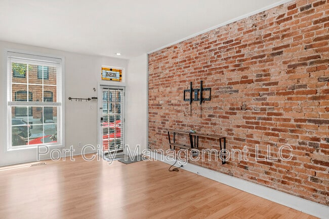 Building Photo - 634 S Curley St