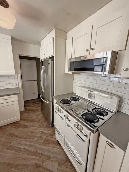 Building Photo - 1221 N Sweetzer Ave