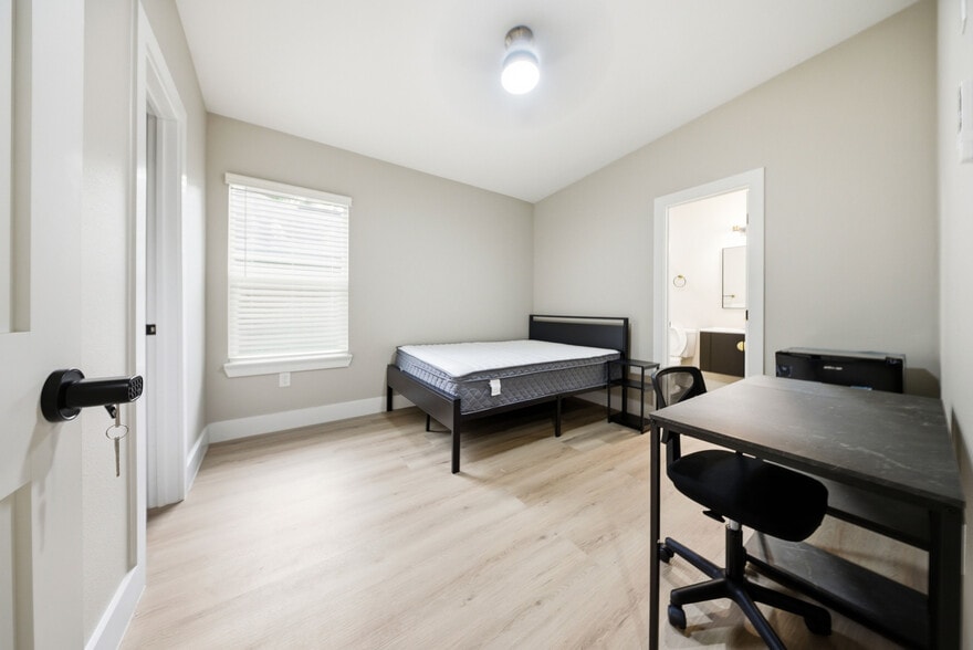 Building Photo - 5207 Cortelyou Ln