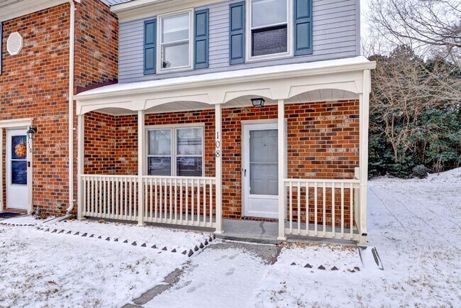Building Photo - Lovely 2-Bedroom, 1.5-Bath End Unit Townho...