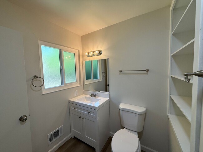 Building Photo - Newly renovated single story in Greenwood Estates!