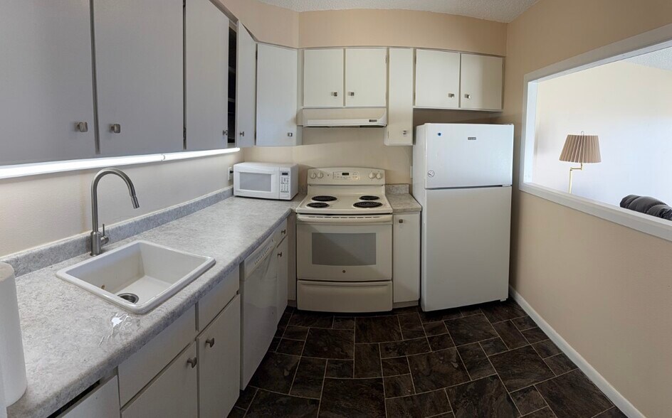 Kitchen 2 - 411 Lakewood Cir