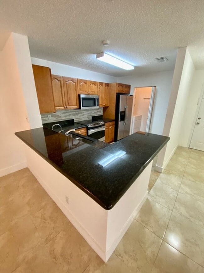 Building Photo - Excellent Condo Unit in Coral Springs