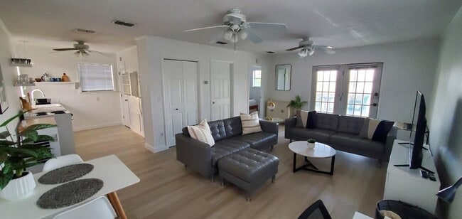 Primary Photo - 117 W Davis St