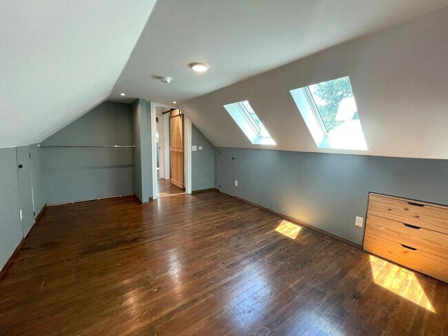 Building Photo - 7015 N Greenwich Ave