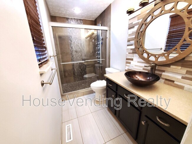 Building Photo - 9734 Hawkdale Ln