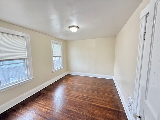 Building Photo - 4/2 Single Family Home | Hardwood Floors |...