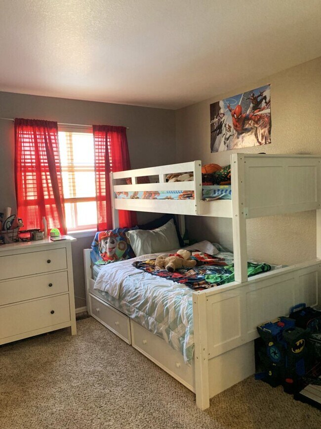 Building Photo - Evolve Real Estate: Fantastic Home with La...