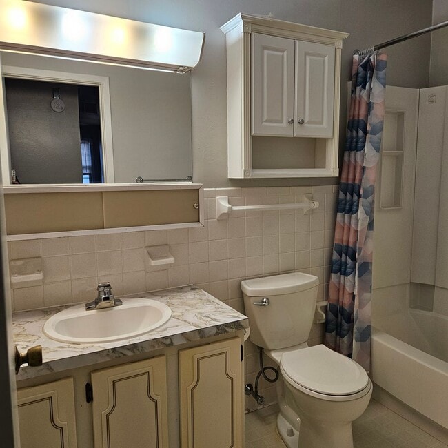 Building Photo - 1252 Colonial Dr