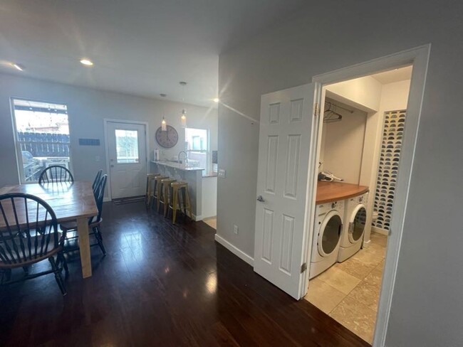 Building Photo - LOCATION LOCATION!! Contemporary & Updated...