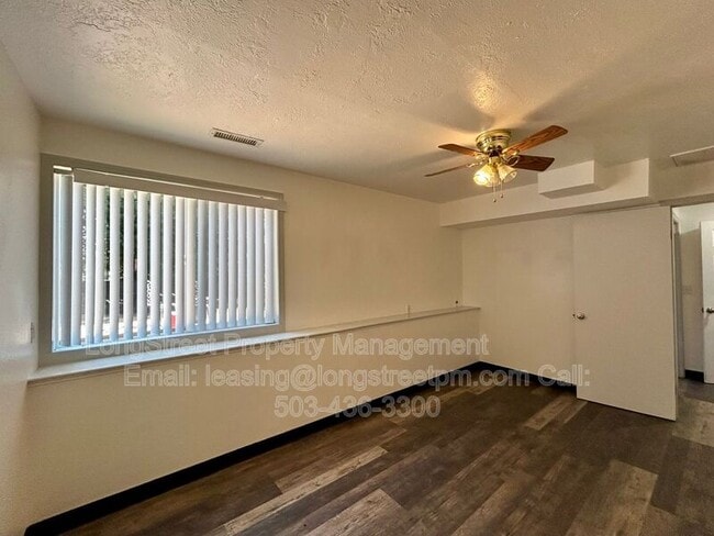 Building Photo - 794 SW Orchard Pl
