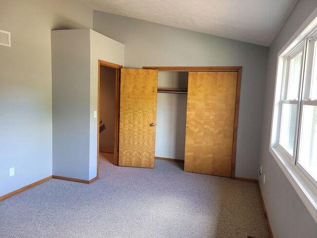 Building Photo - 4 bedroom Townhouse on Bloomington's South Side; Located in The Woodlands!