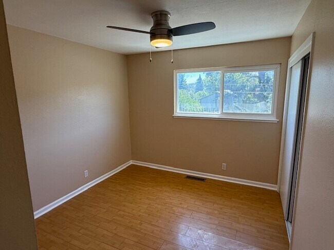 Building Photo - Spacious 3-bedroom home in Quiet El Sobran...