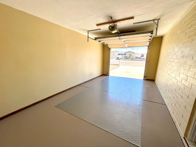 Building Photo - Furnished- Cute 2 Bedroom Home with Garage...